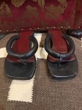 STAUD Black Hoop Toe-Post Sandals with Burgundy Footbed